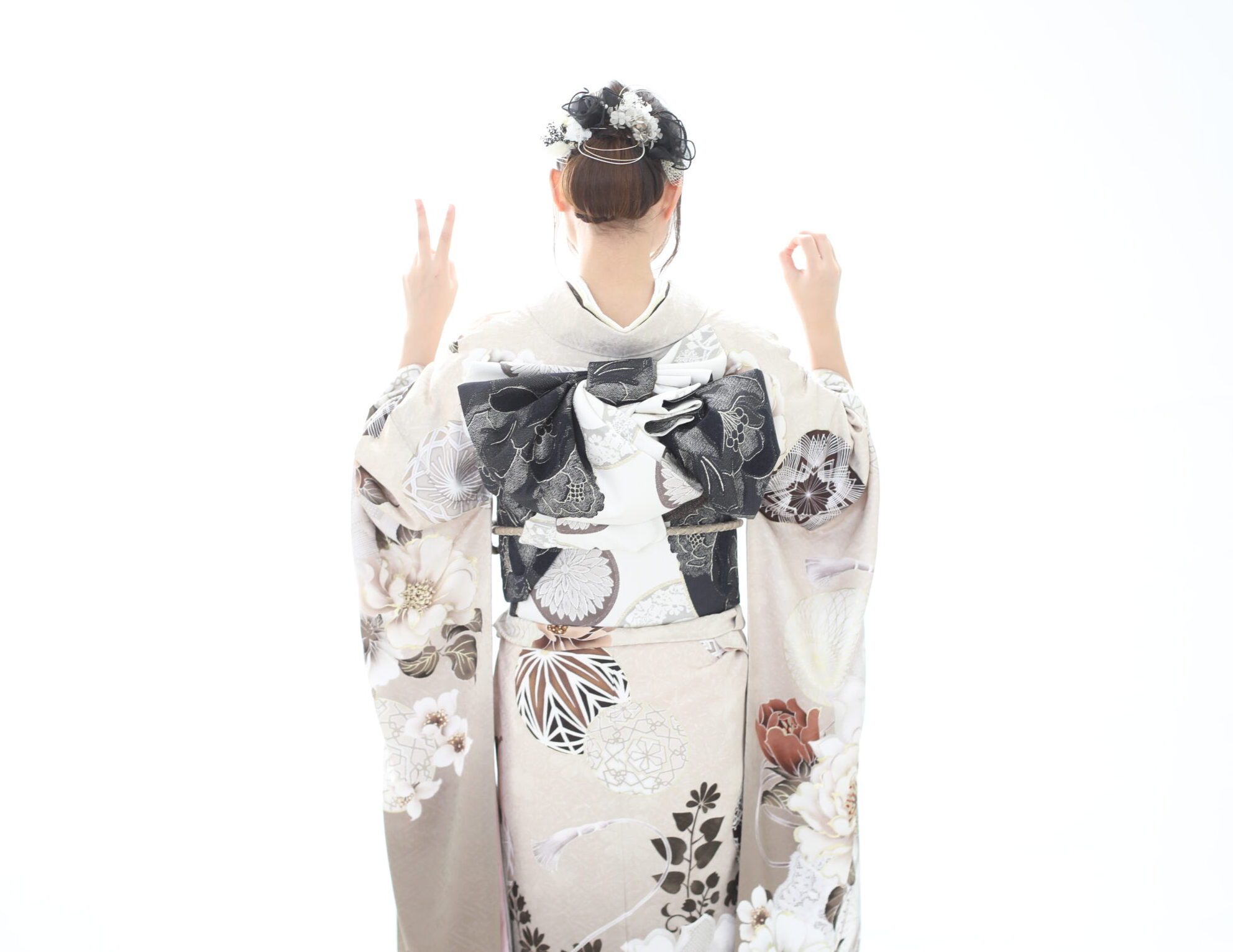 お持ち込みの白色の振袖を着た20歳ポーズをしている女の子
