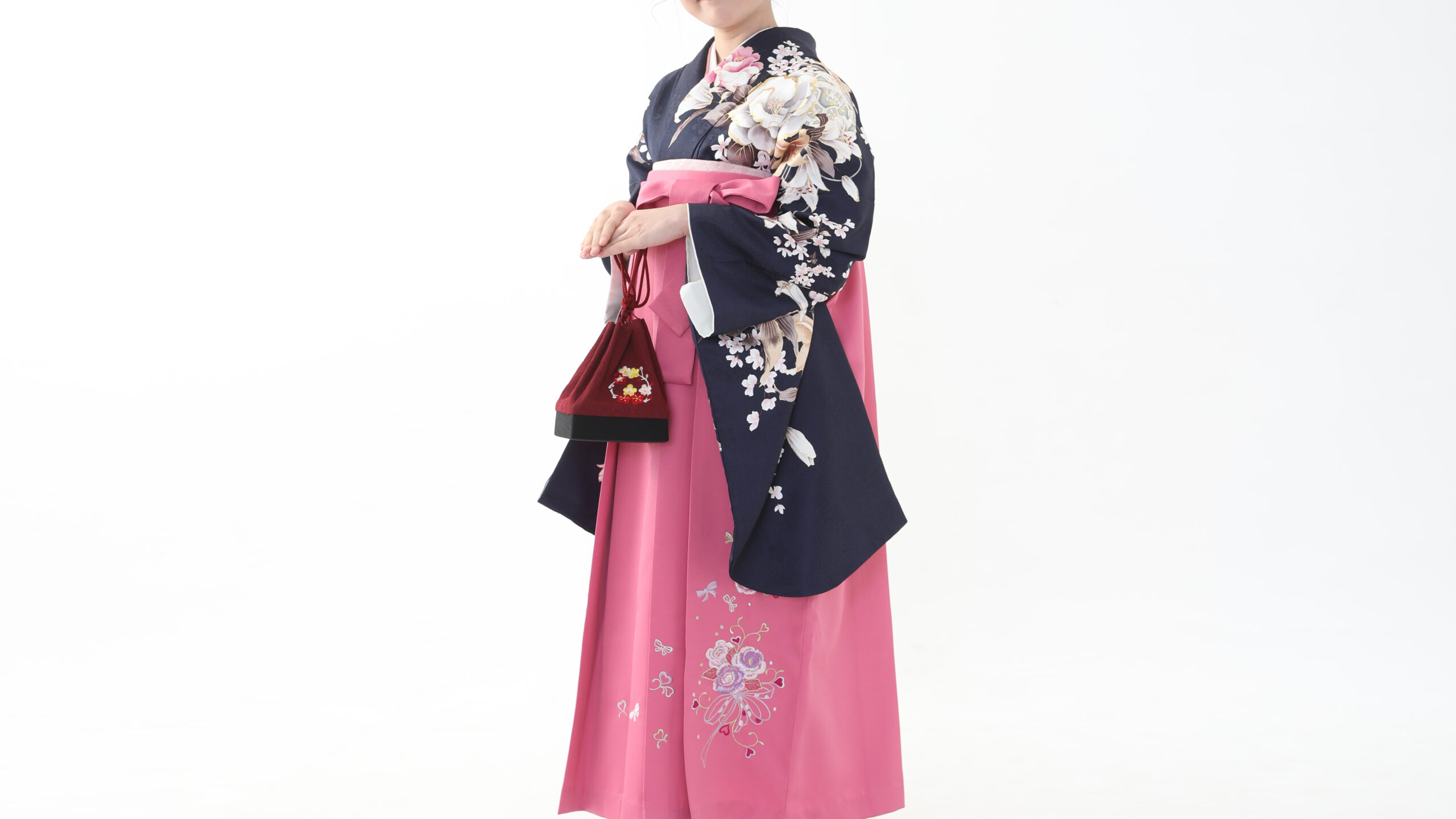 最新作の紺色の着物とピンクの袴を合わせた可愛い系のコーデのお嬢様