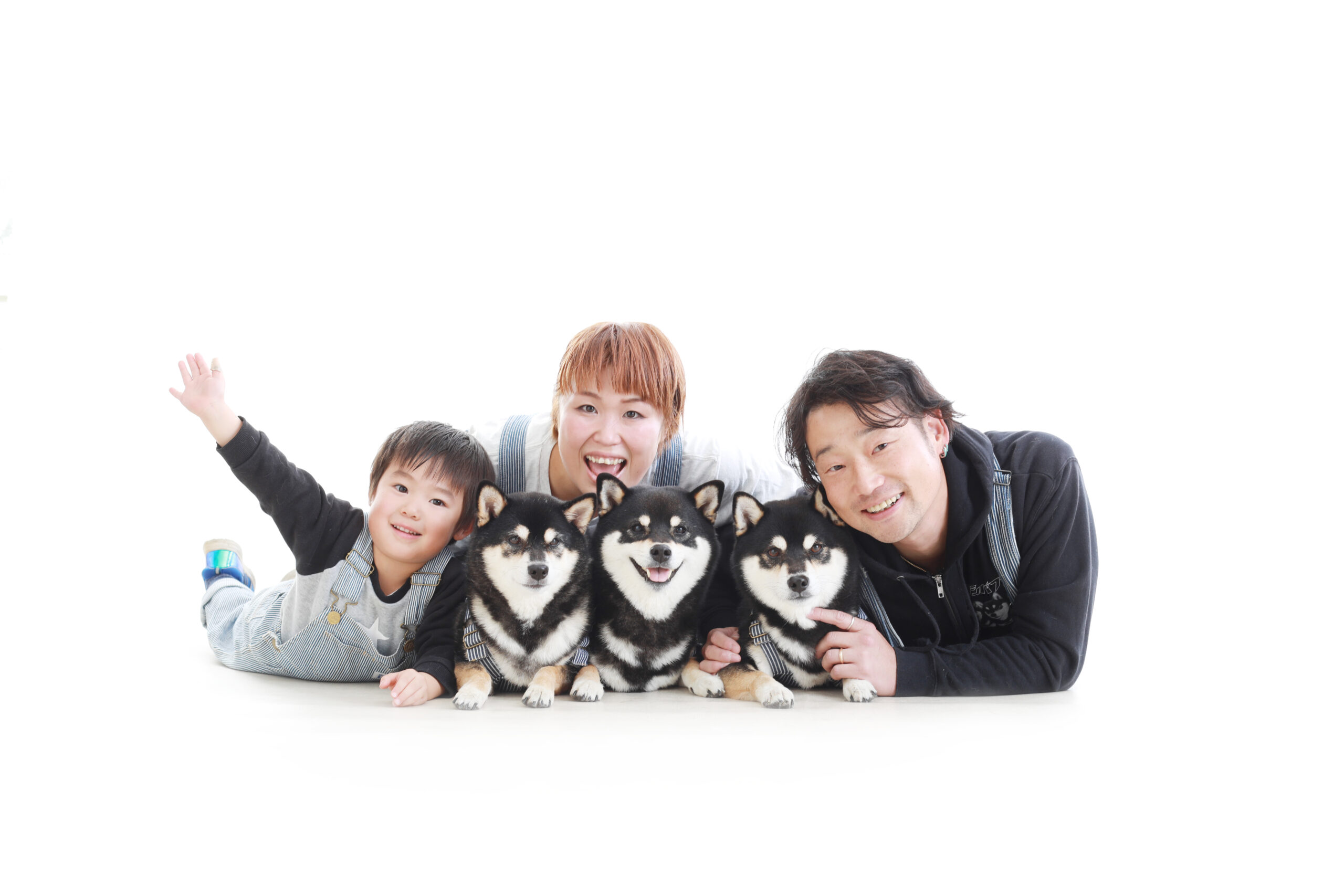 黒柴三頭とご家族のペットフォト写真