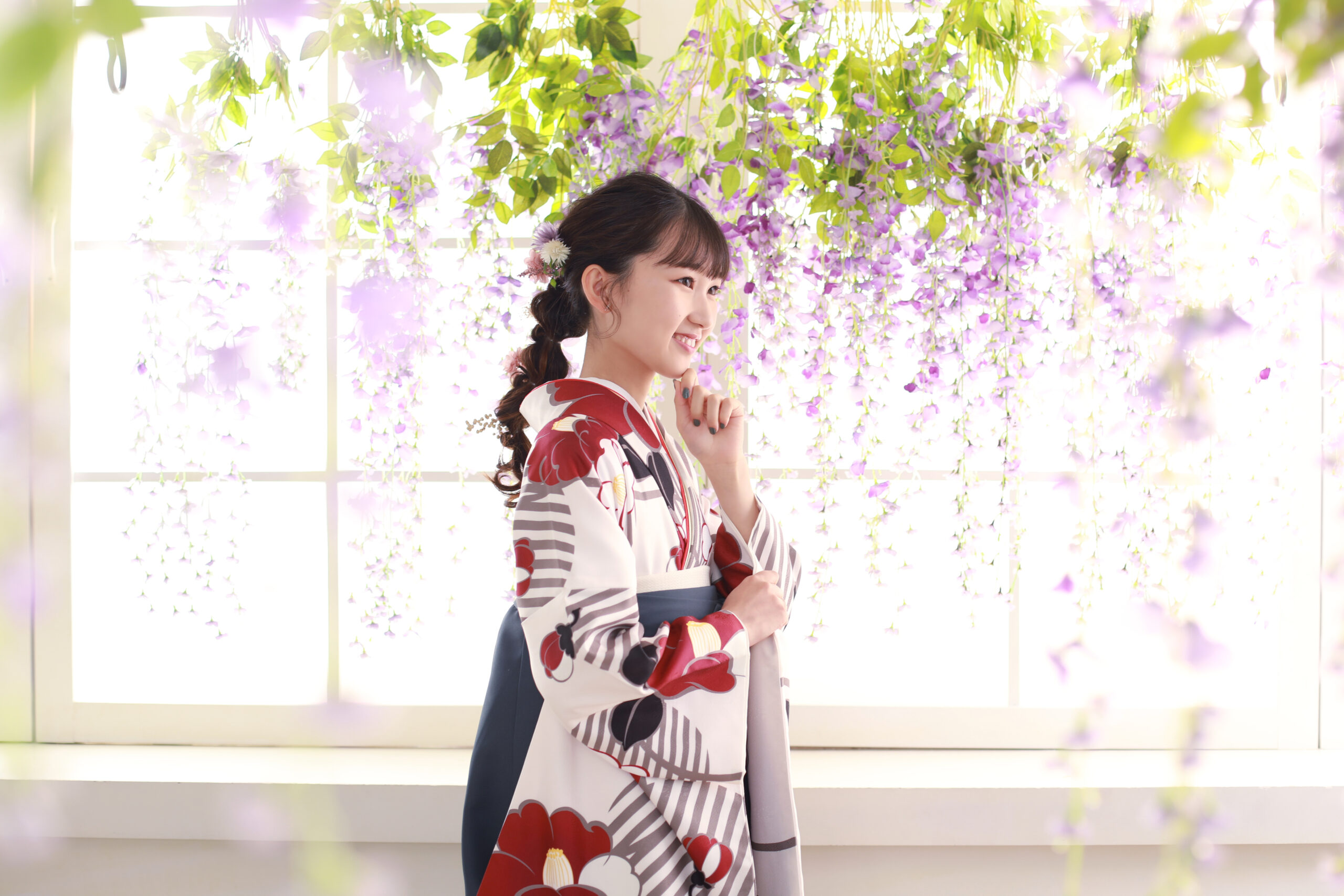 お持込みのシックな袴コーディネートで卒業式の前撮りをされたお客様の写真