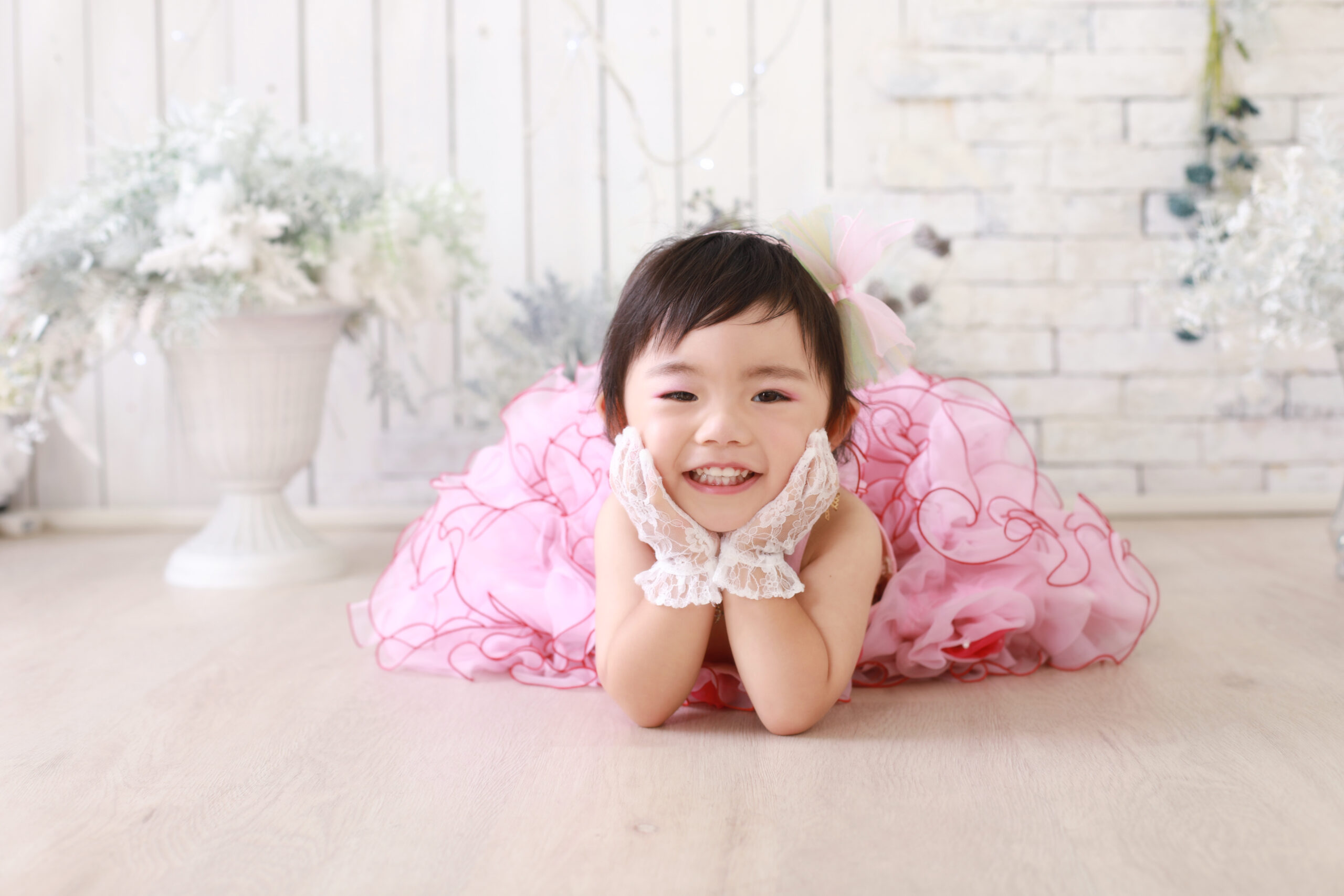 ピンクのごレスを着た女の子のキッズフォト