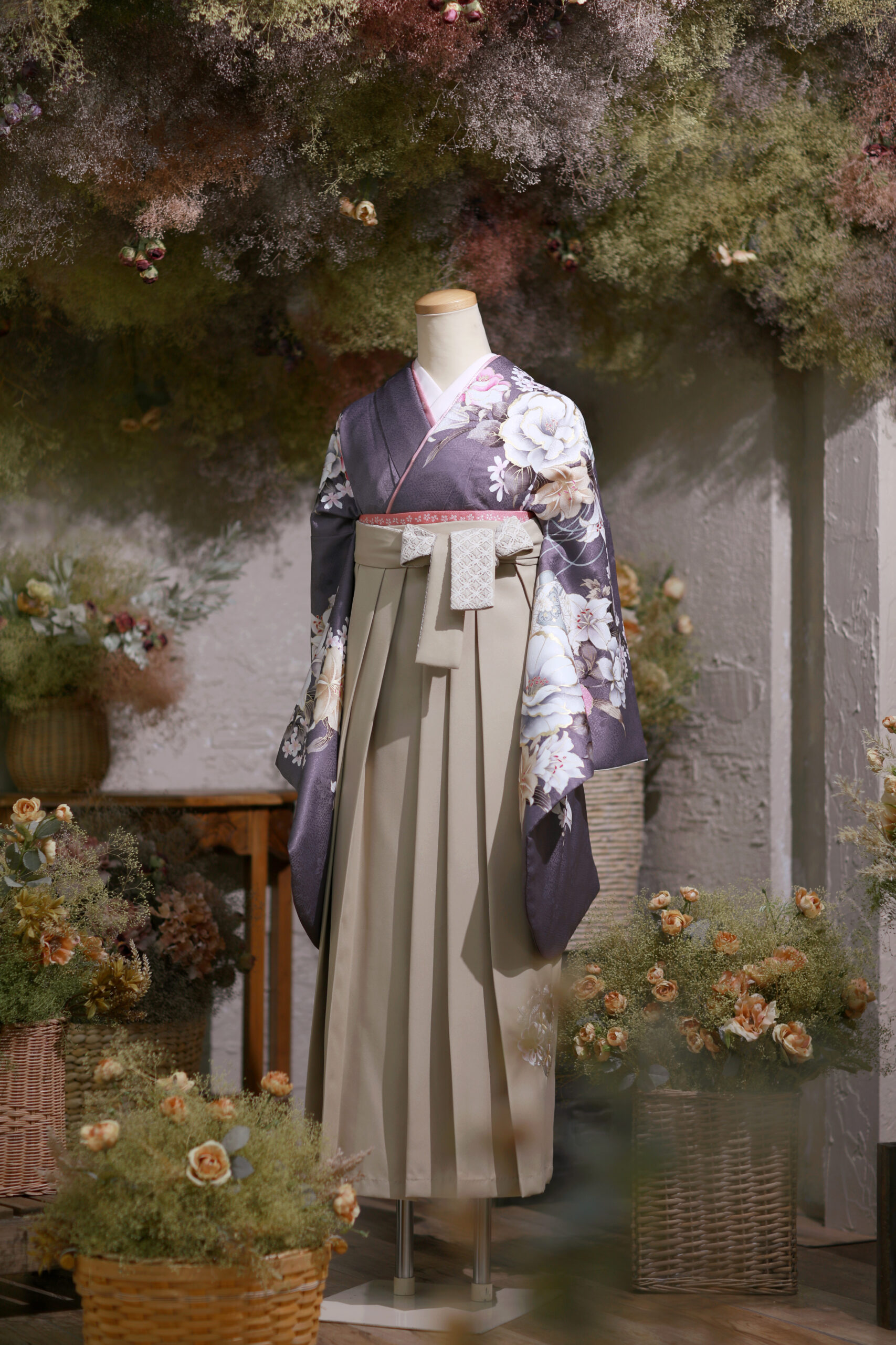 刺繍やレースが入った人気のベージュ袴の全体コーデの画像