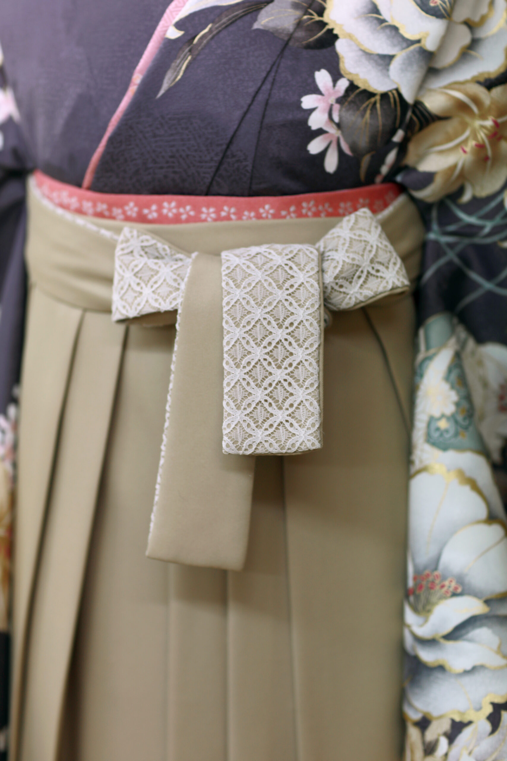刺繍やレースが入った人気のベージュ袴のリボンレース部分の画像