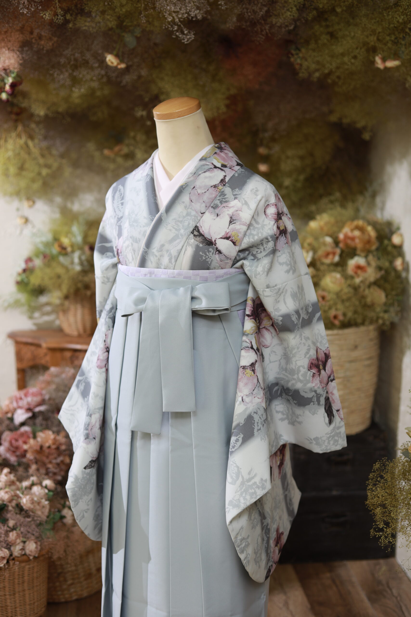 くすみピンクの洋花がおしゃれsugerkeiの淡いグレーの袴用着物アップの画像