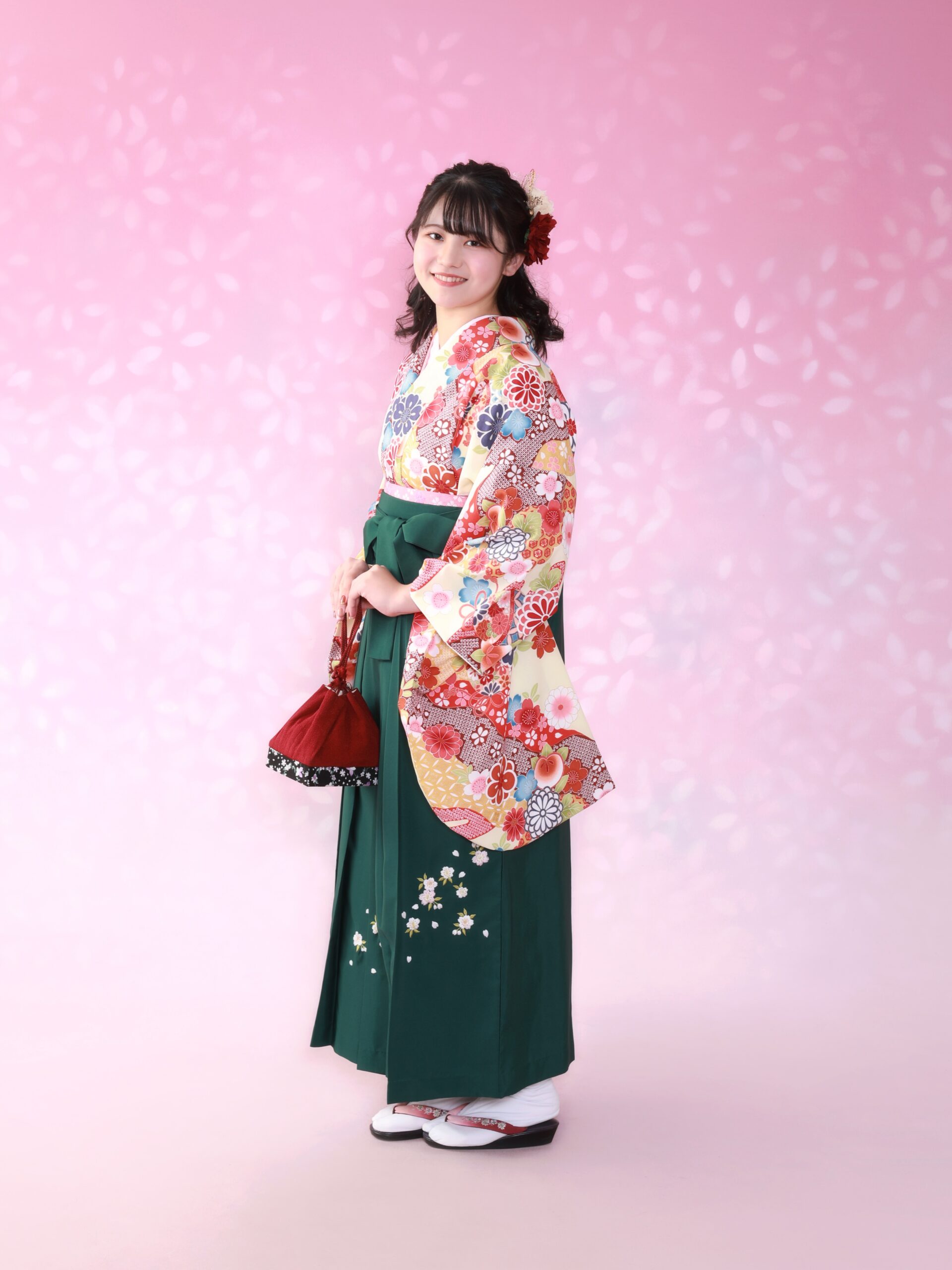 カラフルな総柄着物とグリーンの袴コーディネートで卒業式の前撮りをされたお客様の写真