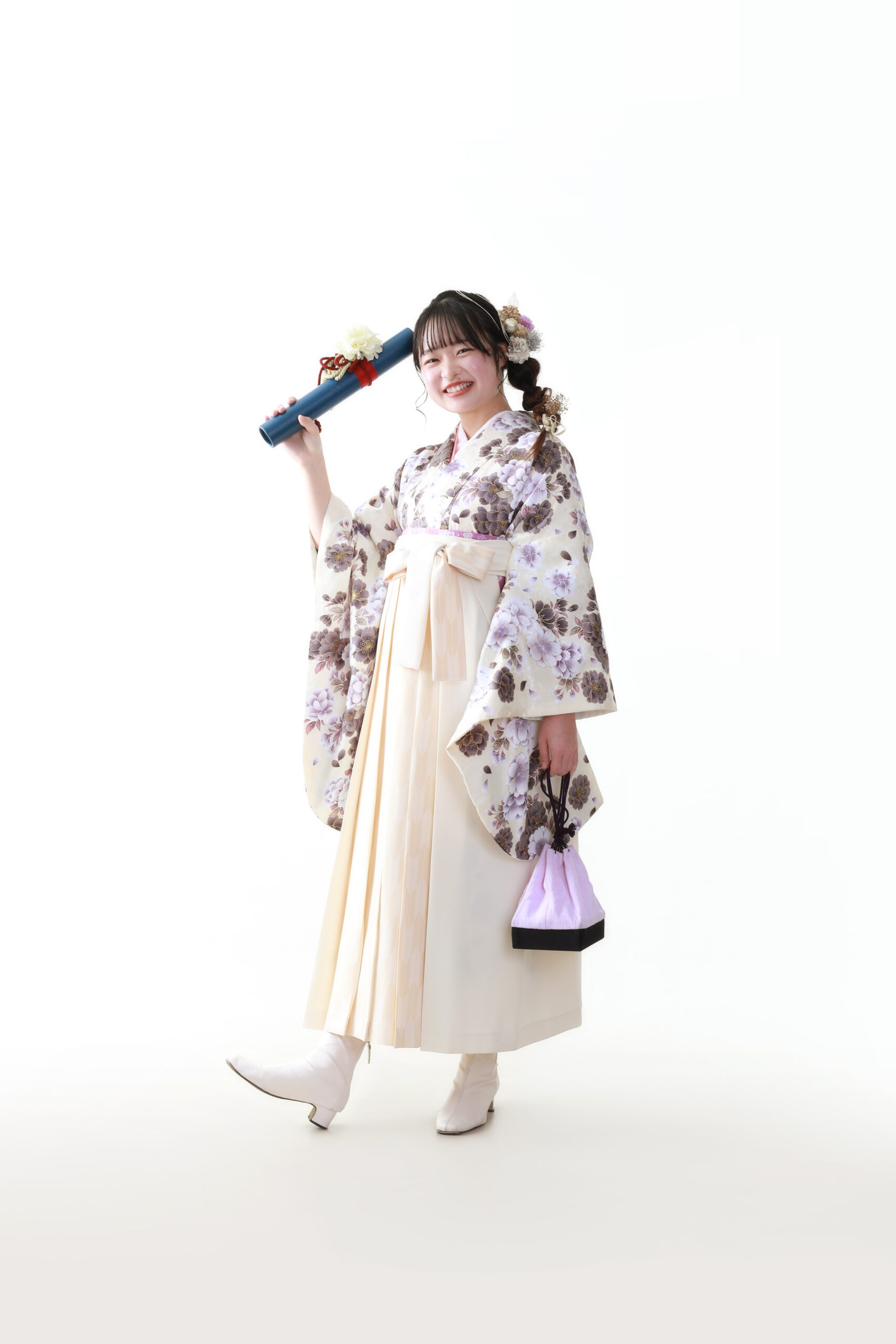 ベージュの袴コーディネートで卒業式の前撮りをされたお客様の写真