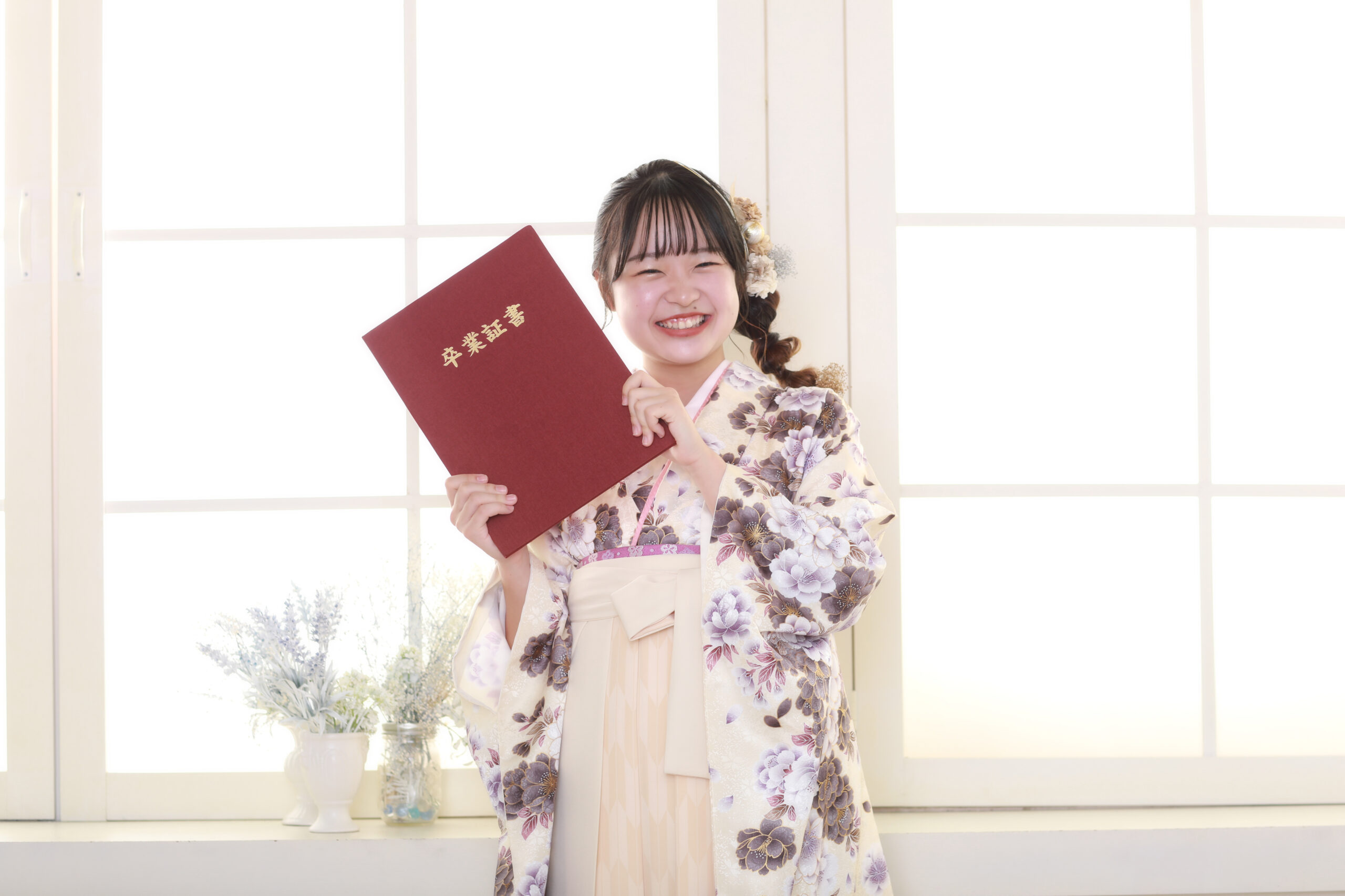 ベージュの袴コーディネートで卒業式の前撮りをされたお客様の写真