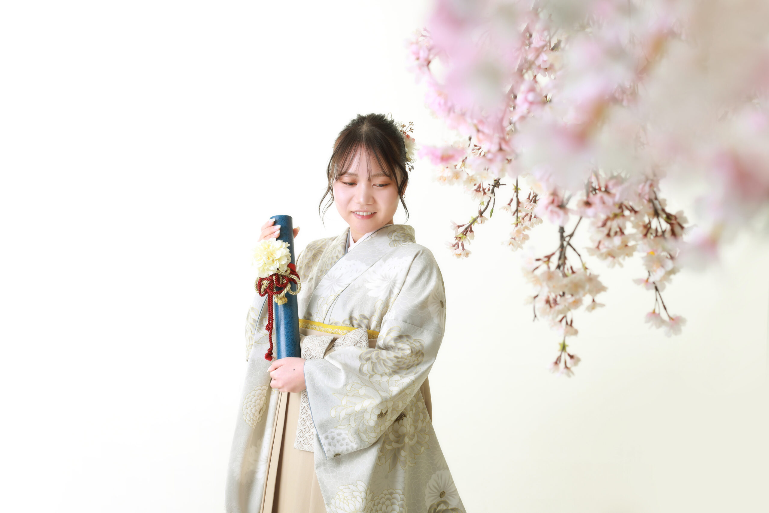 淡いグレーの袴コーディネートで卒業式の前撮りをされたお客様の写真