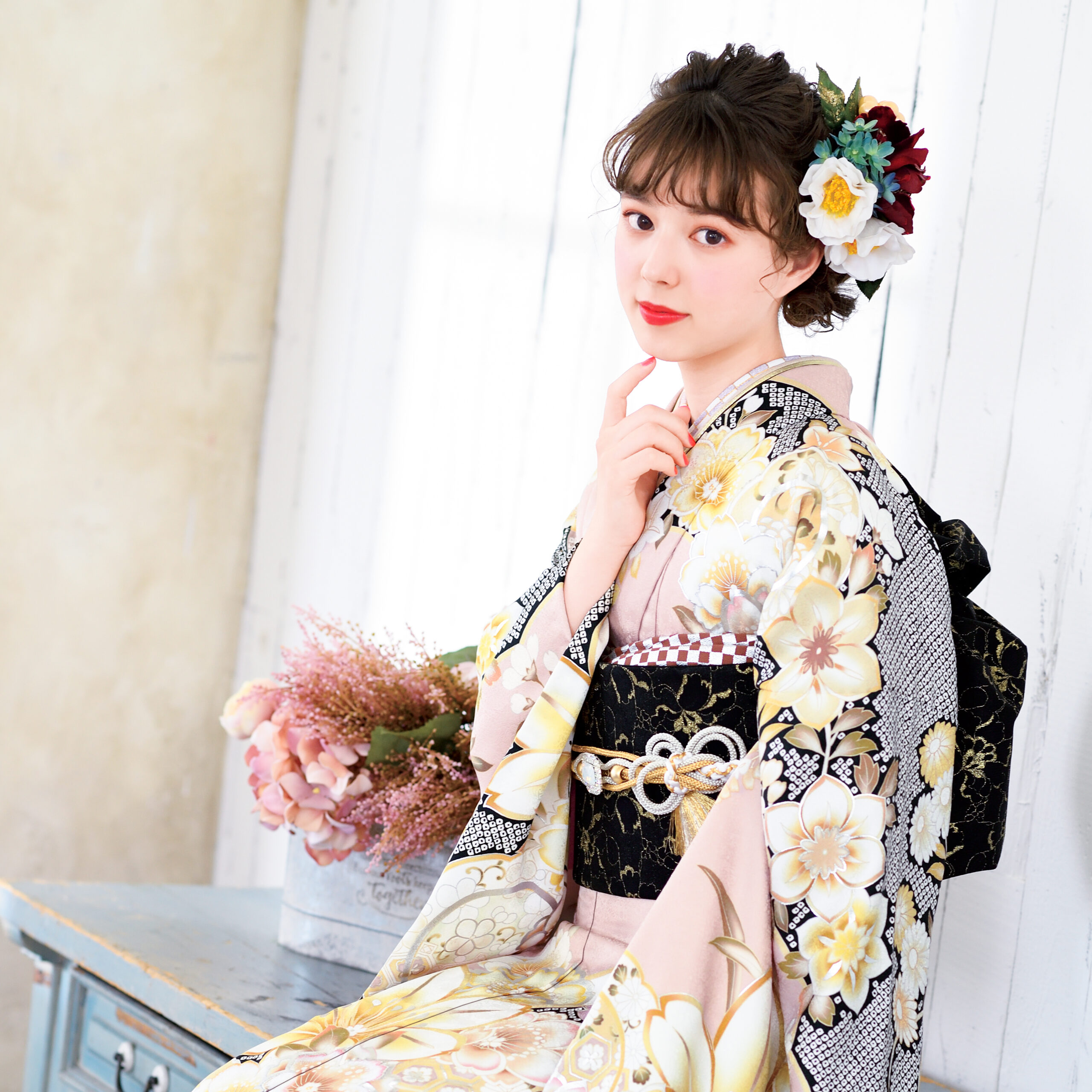 くすみピンクの振袖を着た成人式振袖のモデル画像