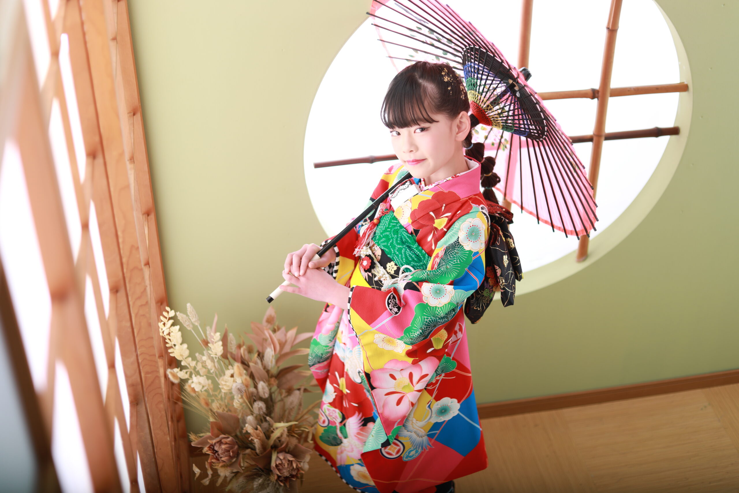 ピンクの着物を着た七歳女の子