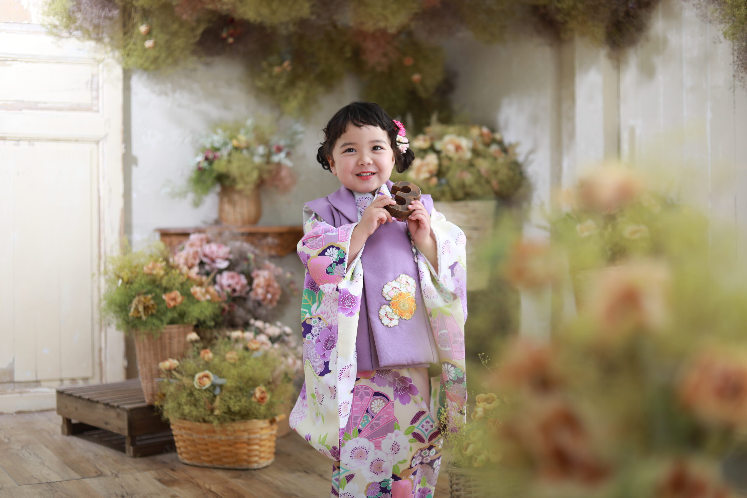 紫の着物を着た三歳女の子