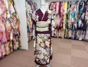 ワイン地で黄色や白の大柄な花柄があしらってある振袖