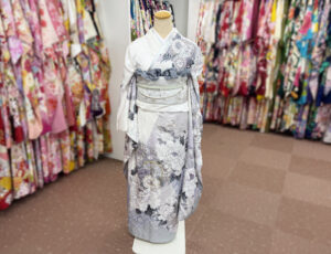 白地でくすみ紫やグレーの振袖 