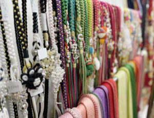 白黒青や緑、赤、ピンクなどの帯締め