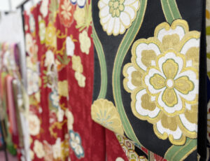 赤地で和モダン柄の振袖
